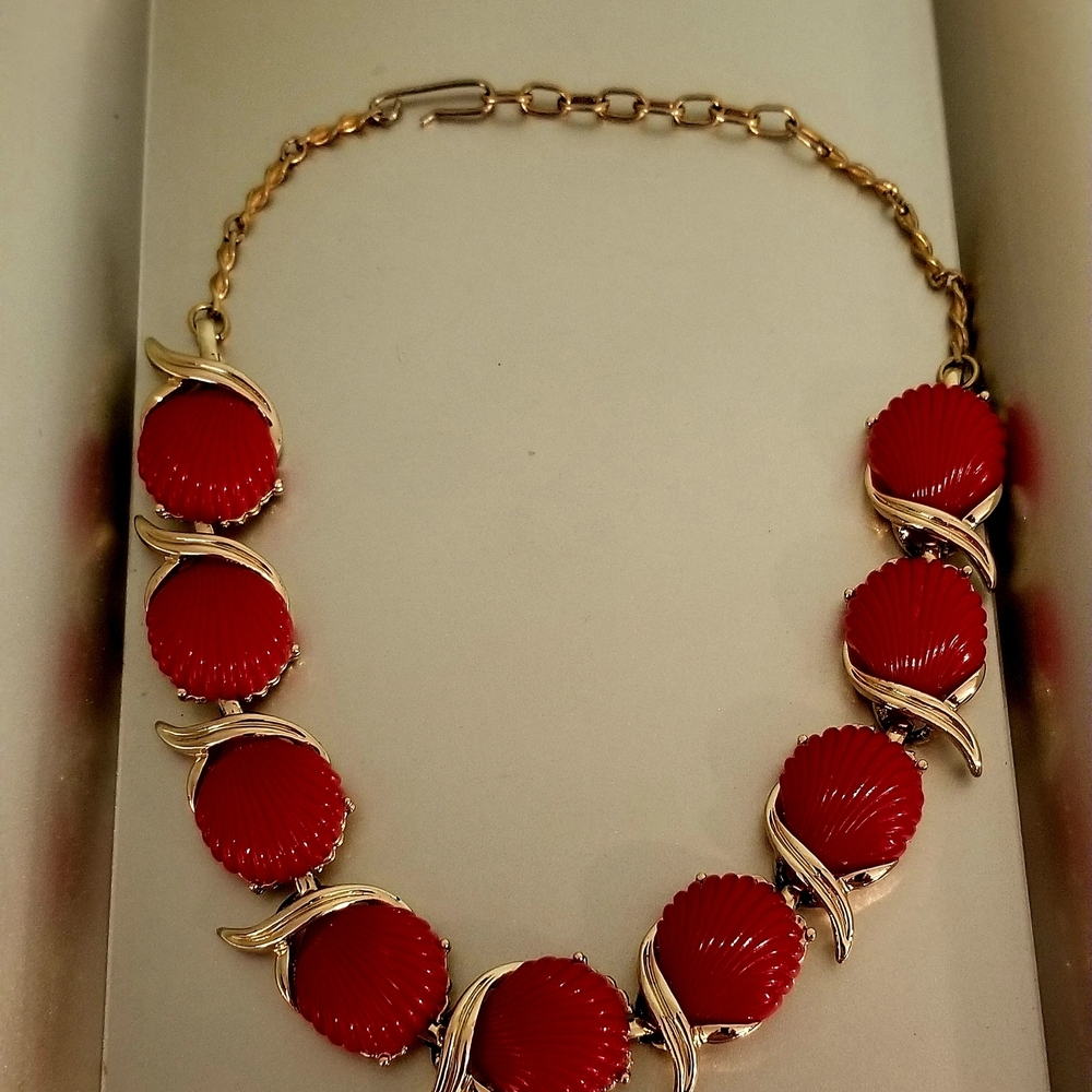 Elegant Vintage Red and Gold Women's Red Shell Thermoset Lucite Necklace. - Picture 3 of 3